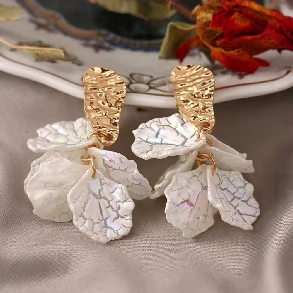 Earrings Women's White Flower Petal Acrylic New f72